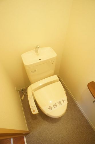 トイレ　シャワー機能付きの暖房便座が付いていて、お尻を優しく洗ってく