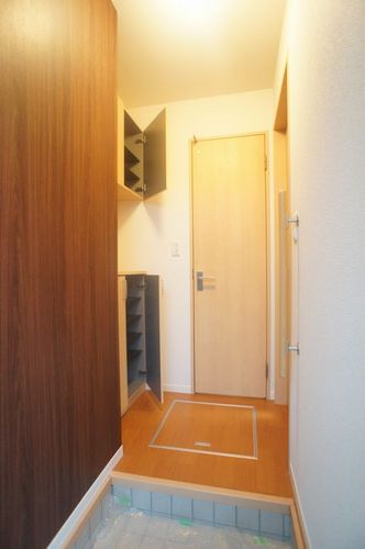 玄関　上下に分かれた下駄箱は収納量はもちろん、お花や写真などを飾っ