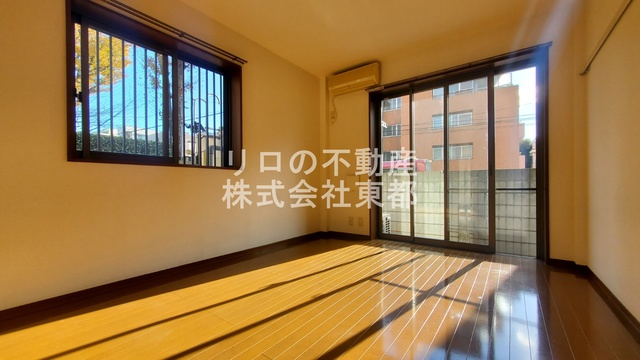 居室・リビング　南向きなので暖かな日差しが入りますね♪