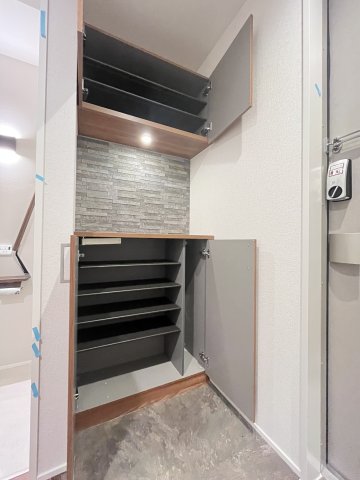 玄関　完成前の為一部建築資材等が写っている可能性がございます。