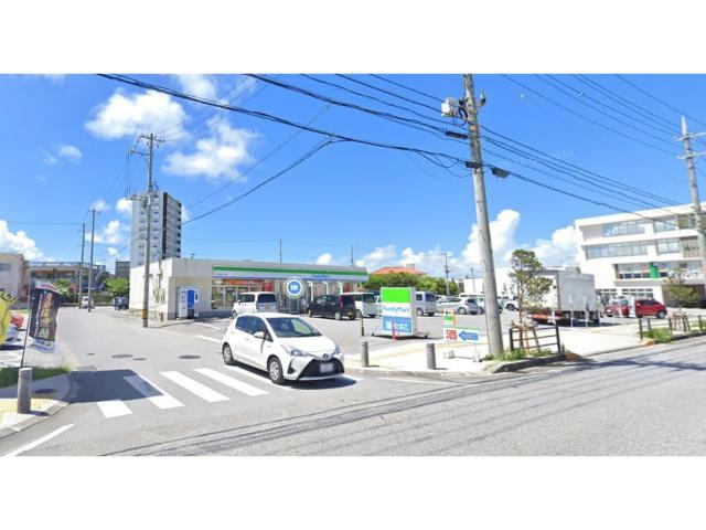 コンビニ　ファミリーマート琉大附属中学校前店（コンビニ）まで249m