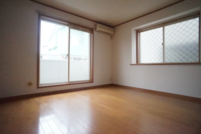 居室・リビング　２面採光なので、明るく風通しのよい過ごしやすいお部屋です♪