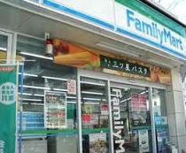 コンビニ　ファミリーマート 駒沢大学駅前店（コンビニ）まで28m