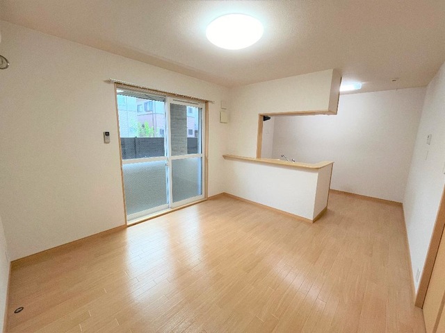 居室・リビング　※同建物の別のお部屋の写真です。
