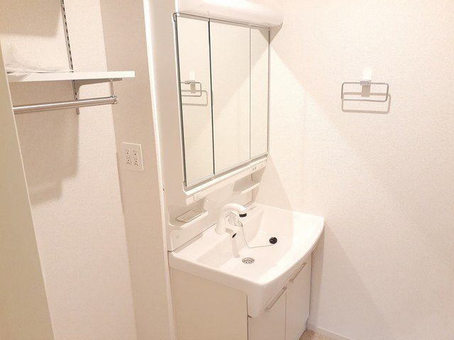 洗面設備　ゆったりとスペースのある洗面所