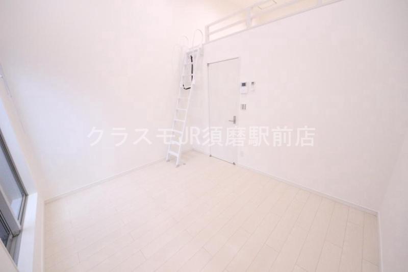 居室・リビング　白を基調としたリビングはお部屋の中がとても明るいですよ。