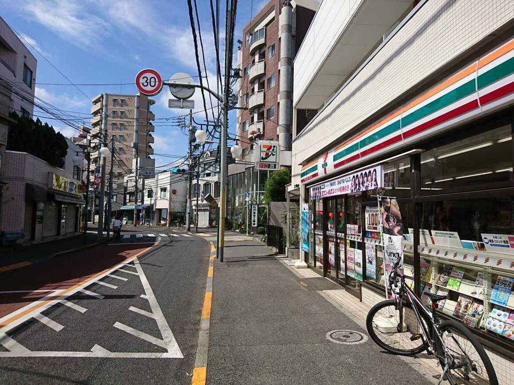 コンビニ　セブンイレブン中野中央店（コンビニ）まで240m
