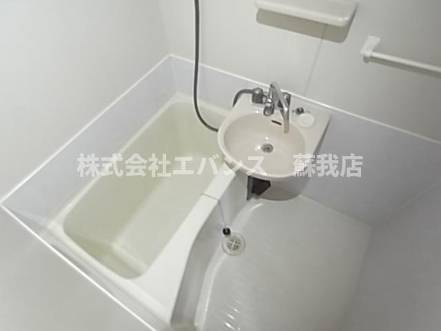 バス・シャワールーム　コンパクトで使いやすいお風呂です