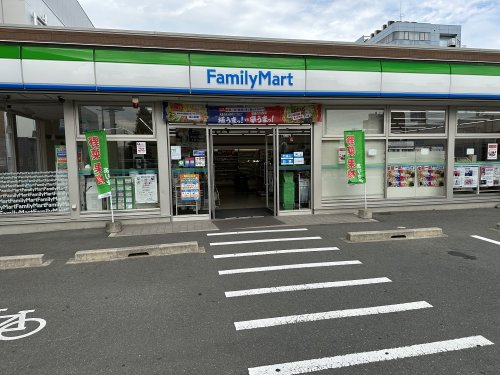 コンビニ　ファミリーマート（コンビニ）まで545m