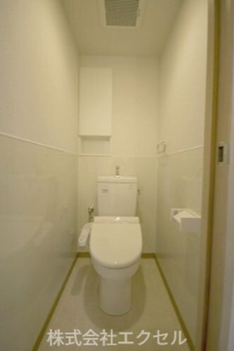 トイレ　温水洗浄便座付きのトイレです。