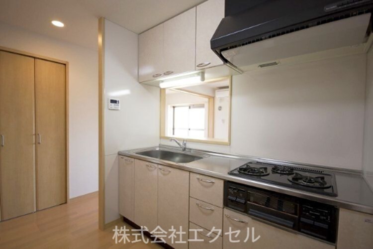 キッチン　3口ガスコンロ付きのキッチンです。
