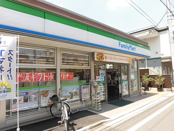 コンビニ　ファミリーマート（コンビニ）まで180m