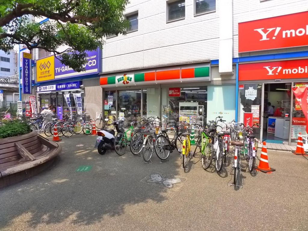 コンビニ　ファミリーマート西新井駅東口店（コンビニ）まで160m