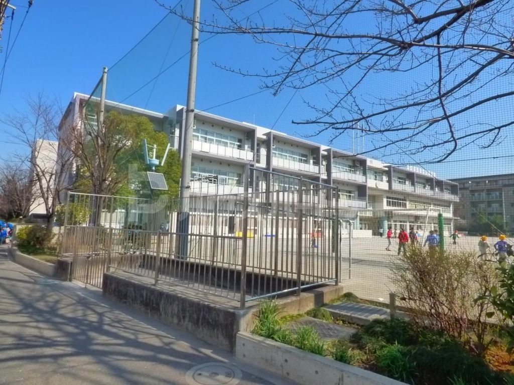 小学校　足立区立島根小学校（小学校）まで620m