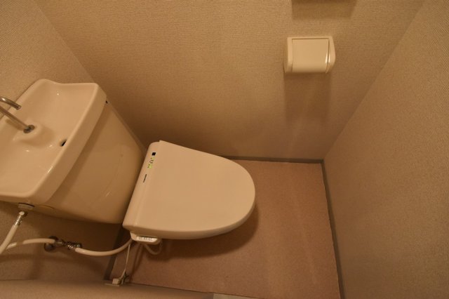 トイレ　温水洗浄便座付きのトイレです♪