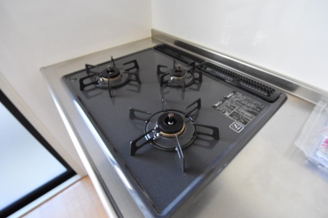 キッチン　3口コンロ付きのシステムキッチンです♪