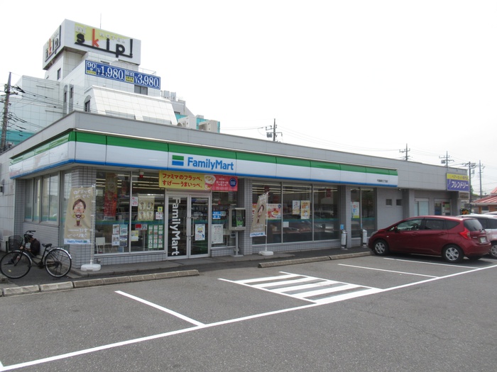 コンビニ　ファミリーマート（コンビニ）まで200m