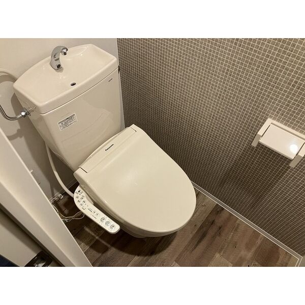 地下鉄東西線 二十四軒駅 徒歩6分 5階建 築4年のトイレ写真