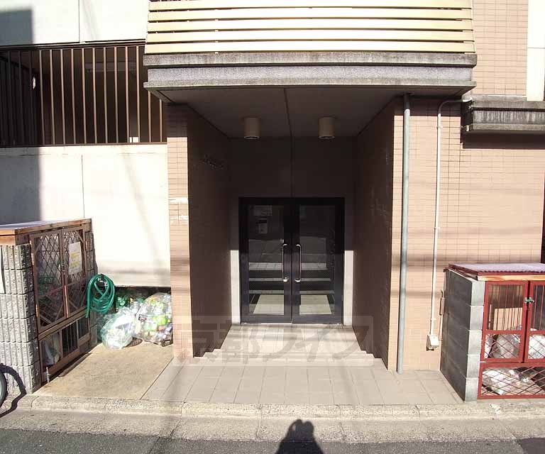 その他共有部分　照明がオシャレなエントランスの入り口。