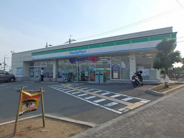 コンビニ　ファミリーマート箕面新稲店（コンビニ）まで555m