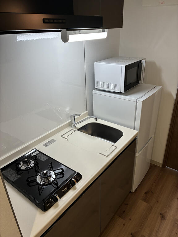キッチン　二口コンロ、冷蔵庫、電子レンジ