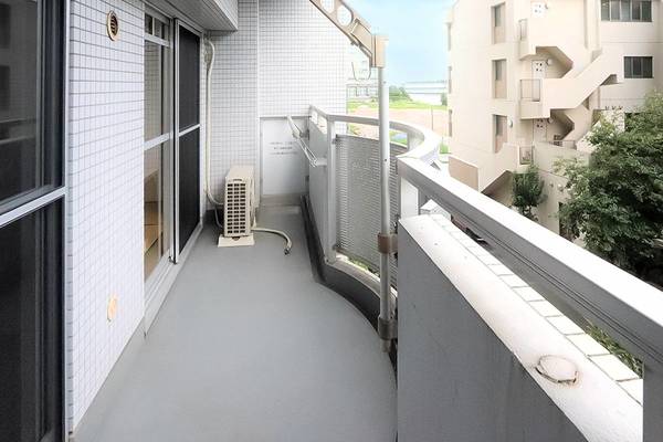 バルコニー　お洗濯にも便利なバルコニー付き