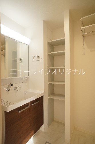 洗面設備　身支度が楽になる三面鏡付きの洗面台☆
