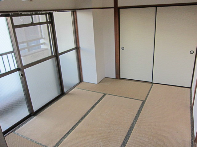 御蔵山マンションの居間写真