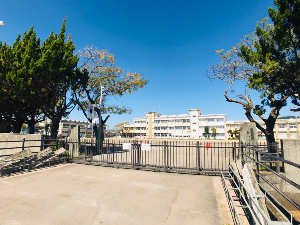 小学校　霧島市立上小川小学校（小学校）まで698m