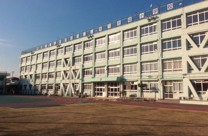 小学校　墨田区立第三吾嬬小学校（小学校）まで393m