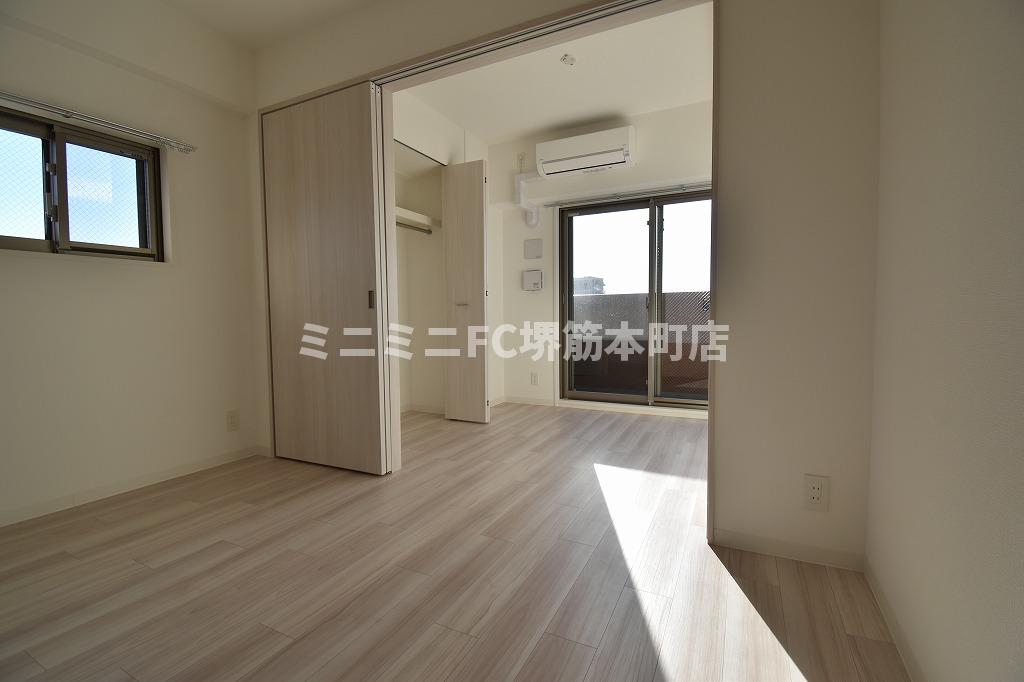 居室・リビング　中部屋は小窓無し