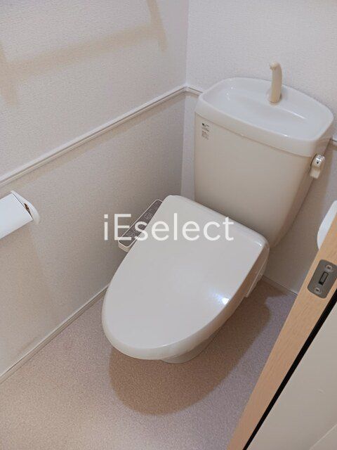 トイレ　温水洗浄便座付きのトイレです
