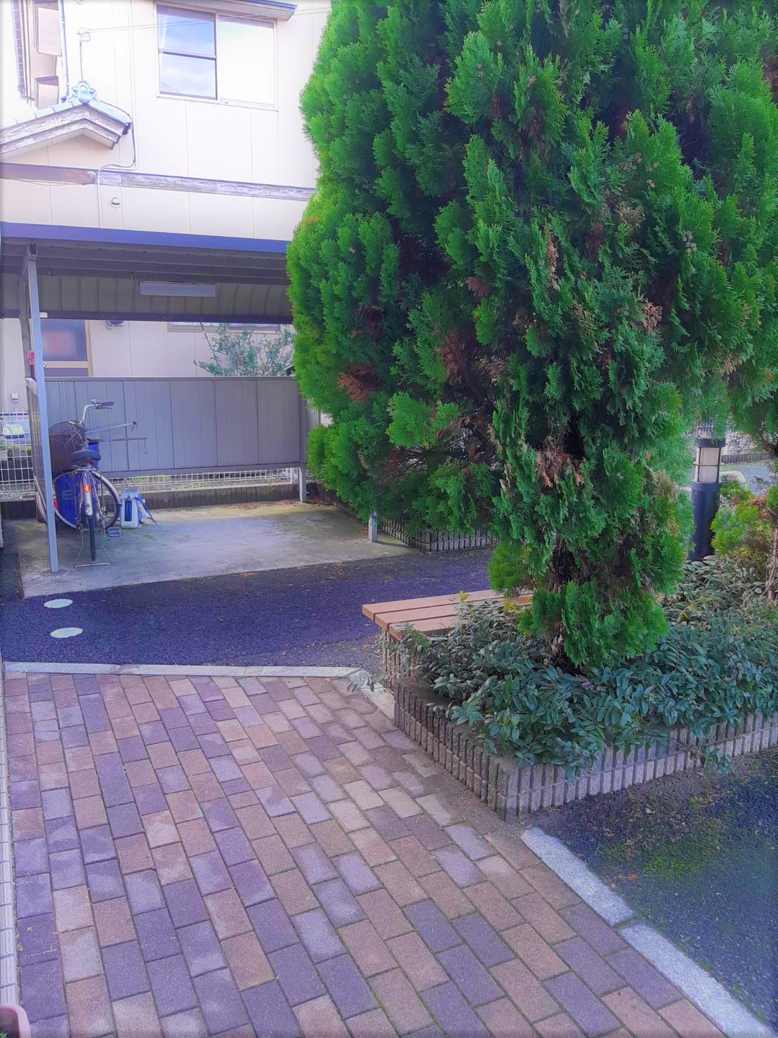 その他共有部分　敷地内にベンチもあるので、お外でのんびりできます♪