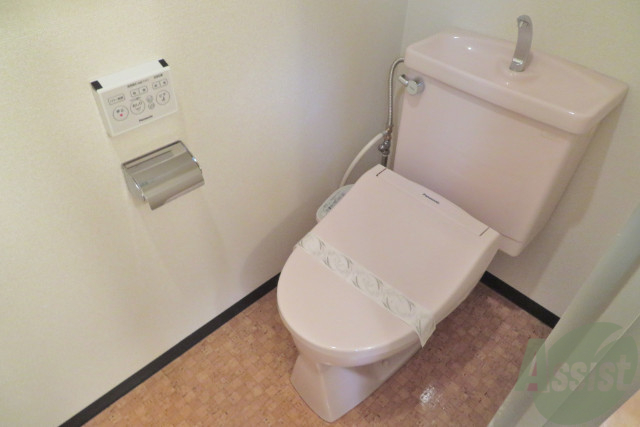 トイレ　安心のウォシュレット機能付き。