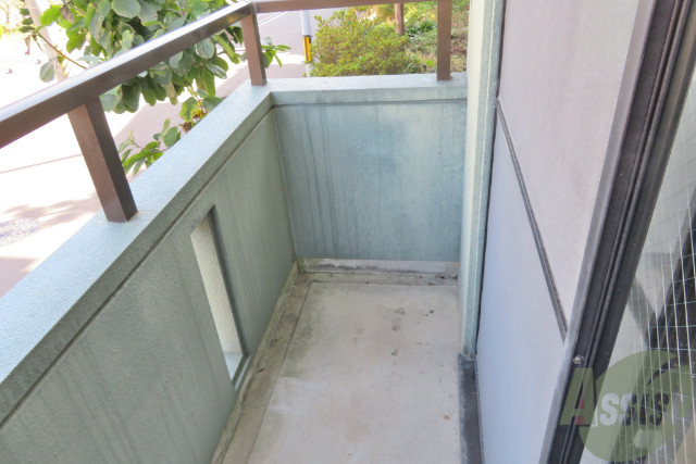 バルコニー　外にも洗濯物を干せそうですね。