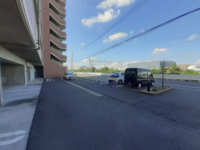 【北九州市八幡西区陣原のマンションの駐車場】