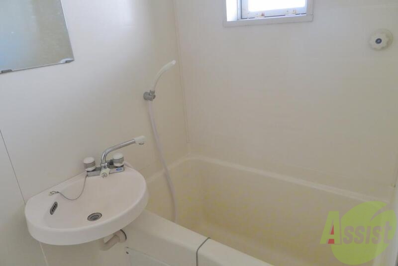 バス・シャワールーム　バス・トイレ別でシャワーも洗面も付いてます。