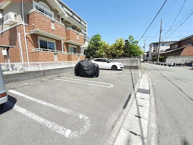 【姫路市飾磨区英賀保駅前町のアパートの駐車場】