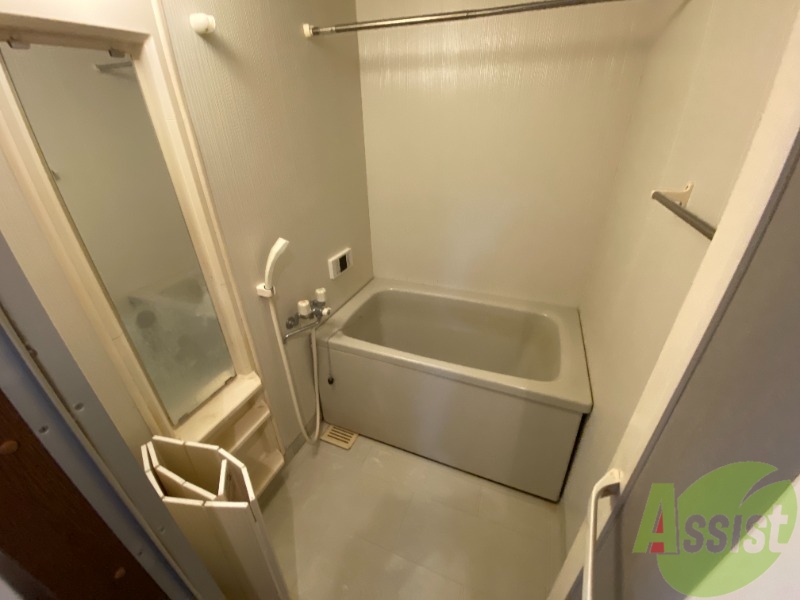 バス・シャワールーム　浴室になります。お風呂で疲れを癒してくださいませ。