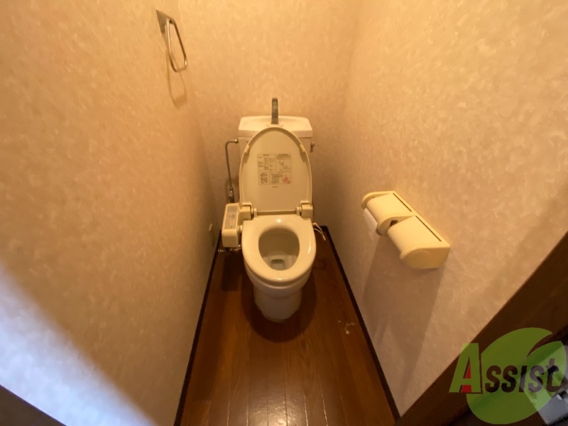 トイレ　トイレになります。温水洗浄がついているので快適ですね。