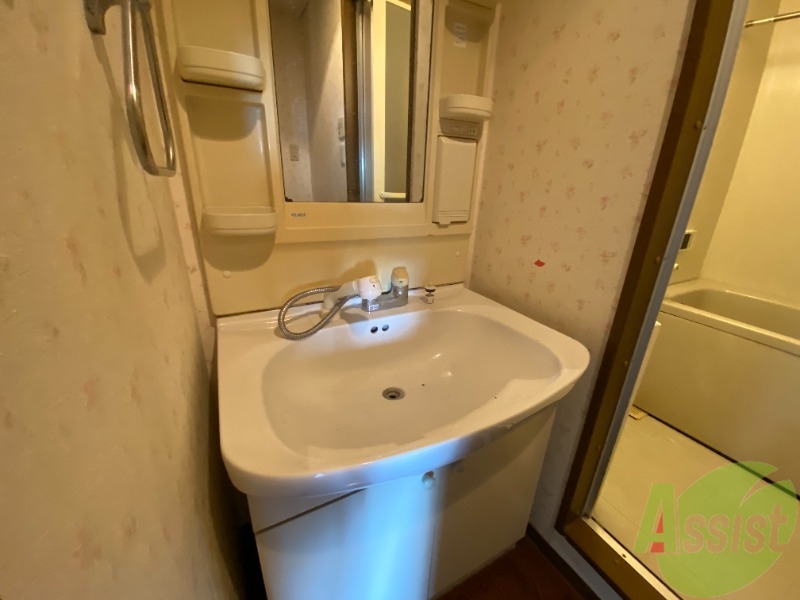 洗面設備　洗面台になります。独立洗面台なので便利ですね。