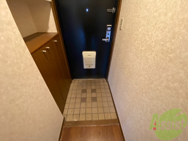 玄関　玄関になります。きれいで広々してますね。