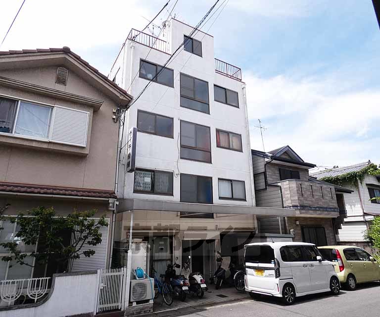 京都市伏見区石田大山町のマンションの建物外観