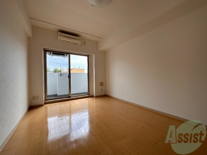 居室・リビング　７．９帖の洋室です。窓が大きく光が差し込みます。