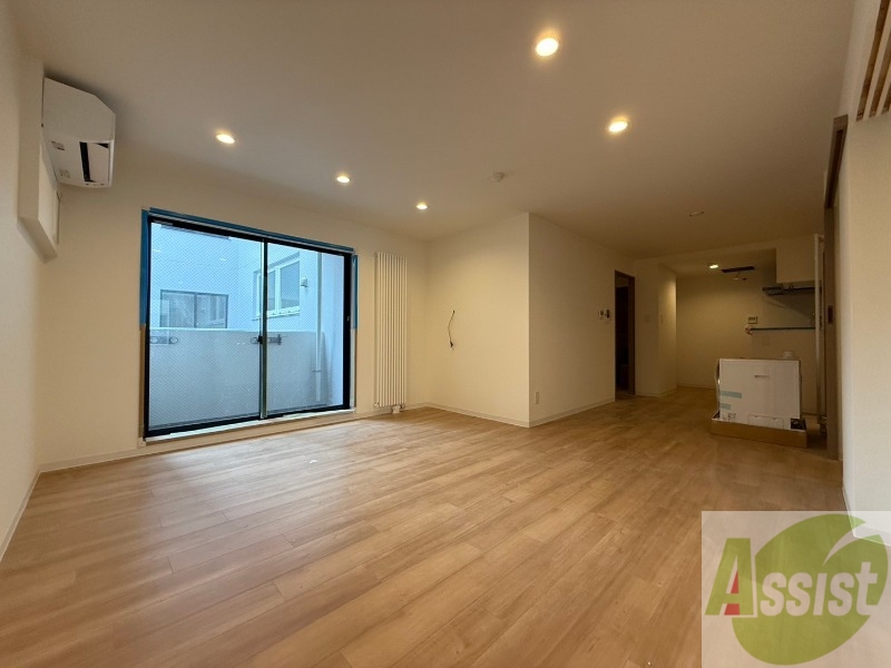 居室・リビング　フローリングや壁の色がお洒落な印象のリビングです。