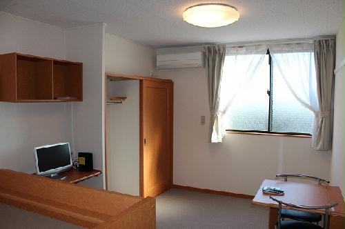 居室・リビング　ＴＶ、エアコン、カーテン、テーブル、収納完備