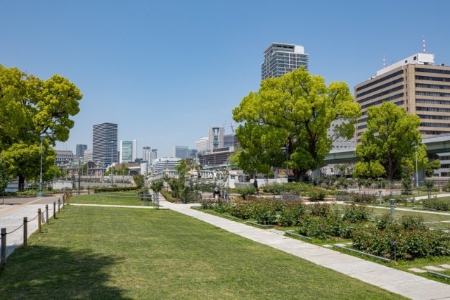 【大阪市中央区道修町のマンションの公園】