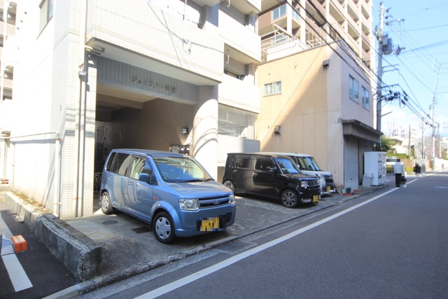 【松山市御宝町のマンションの駐車場】