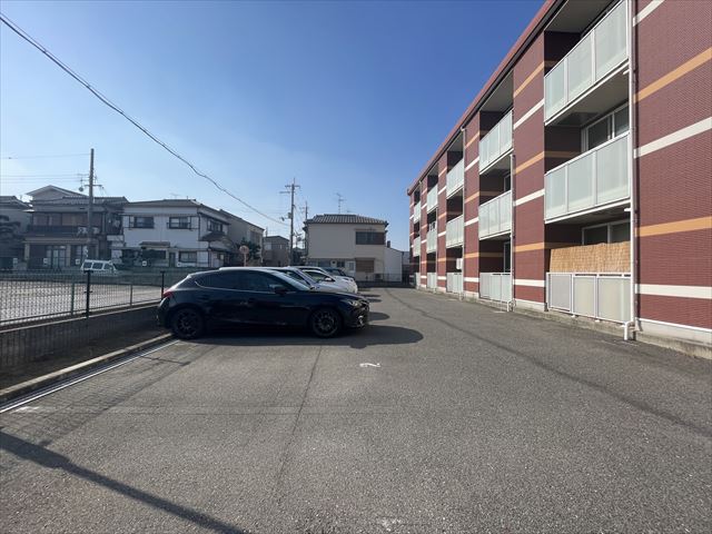 【八尾市老原のマンションの駐車場】