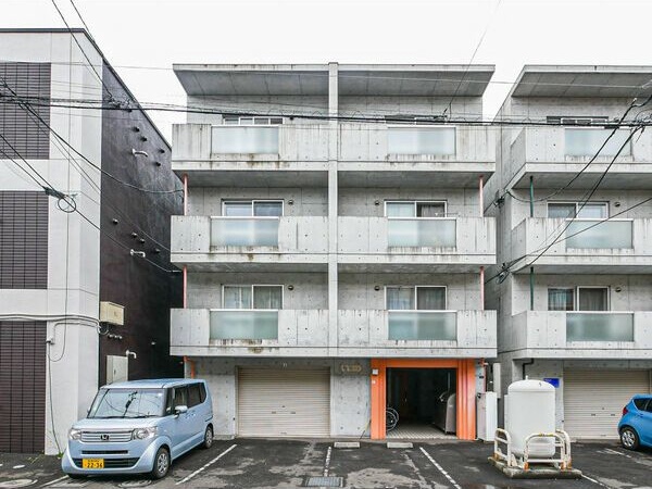 札幌市南区澄川三条のマンションの建物外観